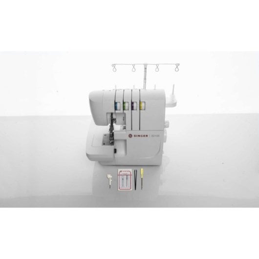 Máquina de coser Singer S0105 Overlock 1300 puntadas Brazo libre Luz integrada
