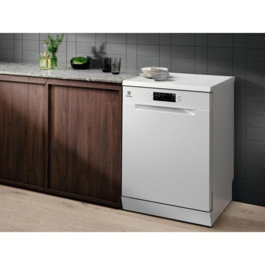 Lave-vaisselle Electrolux Serie 300 ESA47210SW 13 couverts E AirDry LCD 44 dB