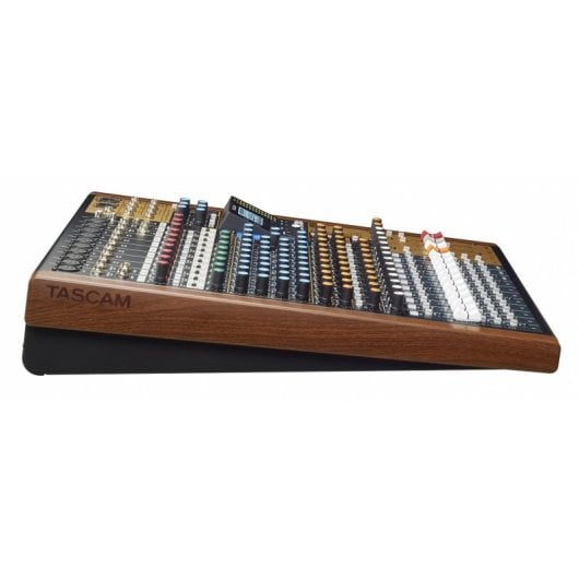 Mezclador Tascam Model 16 Analógico 16 Canales Bluetooth USB EQ 7 Bandas