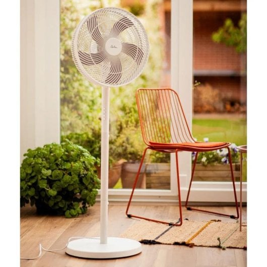 Ventilador de pie Jata JVVP3060 blanco 3 velocidades oscilante 128 cm