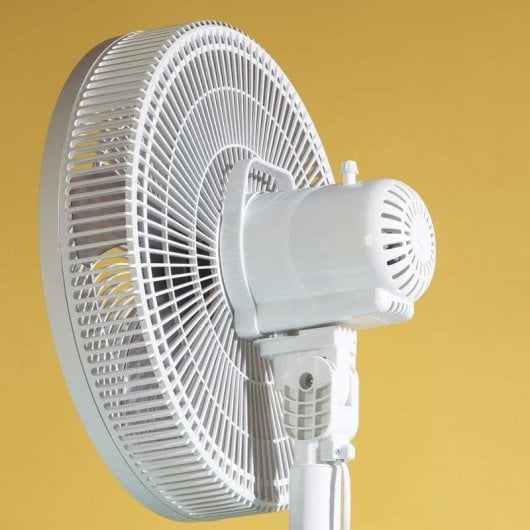 Ventilador de pie Jata JVVP3060 blanco 3 velocidades oscilante 128 cm
