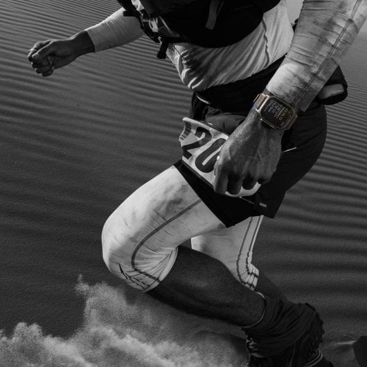 Apple Watch Ultra GPS 4G NFC 49mm OLED Titane Noir Taille Unique Étanche 100m SpO2