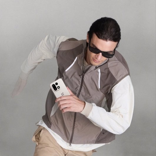 OnePlus 15 16 Go 512 Go 6,78" AMOLED 5G Dual SIM Batterie 7300mAh 120W Android 16 Sand Storm