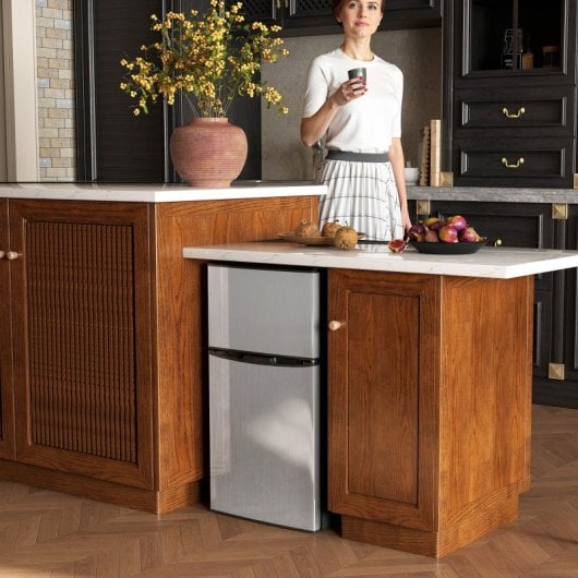 Frigorífico portátil silencioso Homcom Mini Silent de 88 litros, Classe E, com porta reversível, preto.