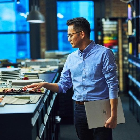 Portátil HP ZBook Studio G10 16" Intel Core i7-13700H 16GB 1TB SSD RTX 3000 Ada Windows 11 Pro