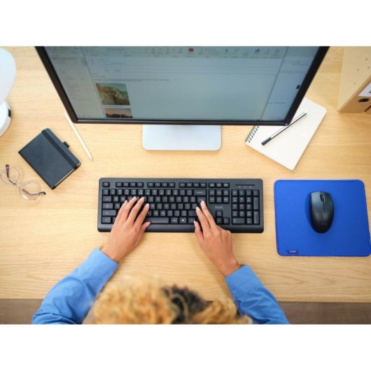 Teclado de membrana Trust Primo QWERTY inalámbrico negro con ratón incluido
