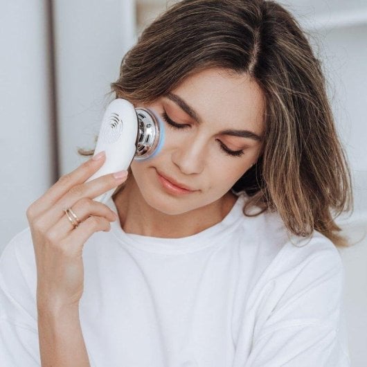 Massajador Facial Beautifly Glossy Pro EMS Crioterapia Fototerapia Branco