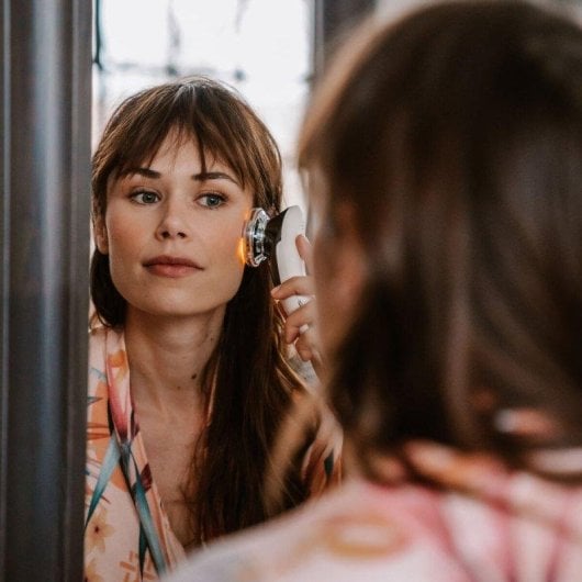 Massajador Facial Beautifly Glossy Pro EMS Crioterapia Fototerapia Branco