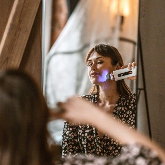 Dispositivo de Peeling Beautifly Scrub Pro Branco EMS LCD Recargável IPX5