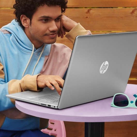 Ordinateur portable HP Laptop 17-cn3026nf 17.3" Intel Core i7-1355U 16GB 512GB SSD Iris Xe Windows 11 Home