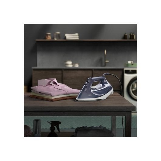 Fer à vapeur AEG SI6-1-2MN semelle céramique 2400W bleu marine