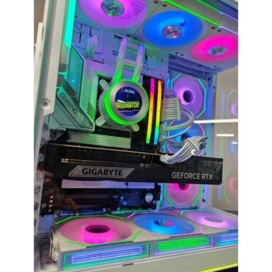 Adonia Gaming Adonia x Brianeitor Intel Core Ultra i7 265K 32GB 1TB SSD RTX 5080 Ubuntu RGB Caja Lian Li