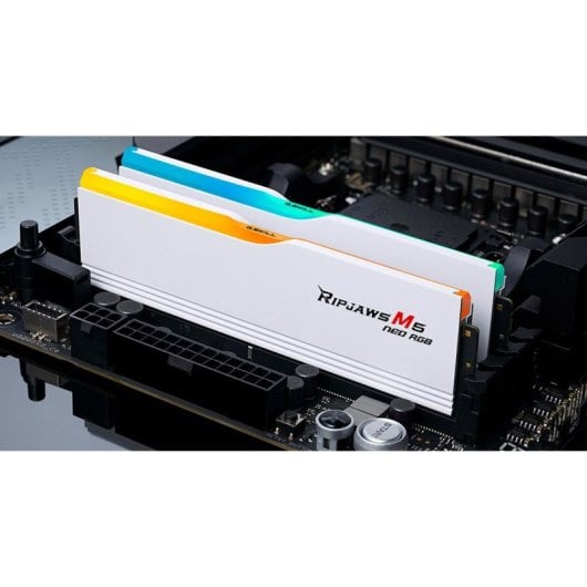 Mémoire RAM G.Skill Ripjaws M5 RGB F5-6000J2836G32GX2-RM5NRW 64GB 2x32GB DDR5 6000MHz CL28 Dual Channel RGB AMD EXPO Blanc