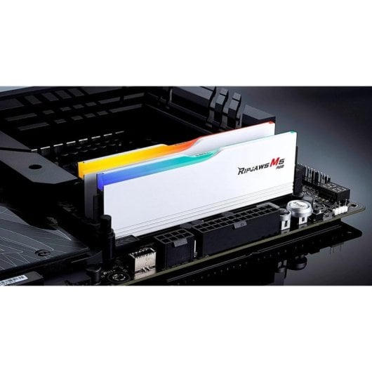 Memoria RAM G.Skill Ripjaws M5 RGB F5-5200J4040A32GX2-RM5RW 64GB Kit 2x32GB DDR5 5200MHz CL40 Intel XMP RGB Blanco