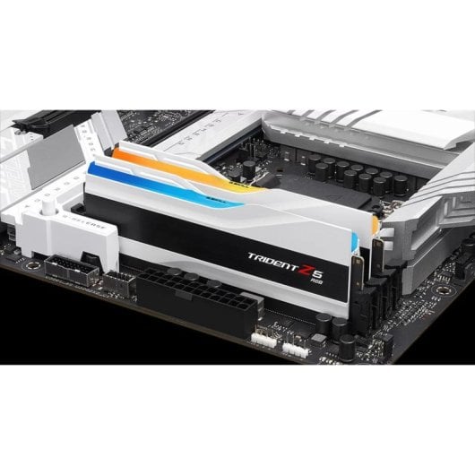 Mémoire RAM G.Skill Trident Z5 RGB F5-6000J2836G16GX2-TZ5RW 32GB 2x16GB DDR5 6000MHz CL28 Kit Dual Channel Argent Intel XMP RGB