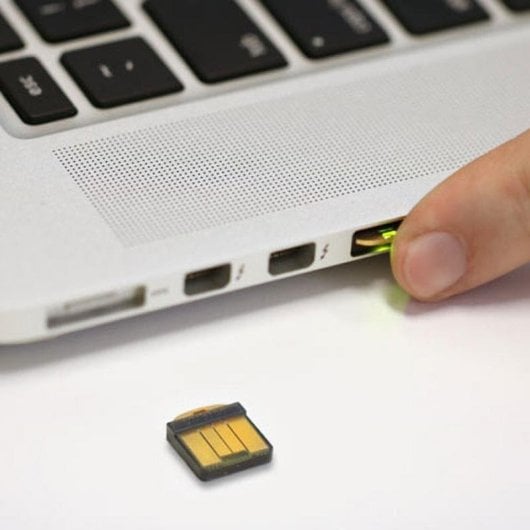 Autenticador de hardware Yubico YubiKey 5 Nano USB-A Negro y Oro multiprotocolo