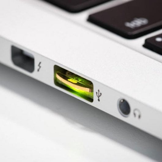 Autenticador de hardware Yubico YubiKey 5 Nano USB-A Negro y Oro multiprotocolo