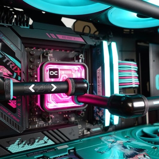 PCCom Custom Ryzen 7 9800X3D / 48 GB / 4 TB M.2 / RTX 5080 + Windows 11 Pro MIKU