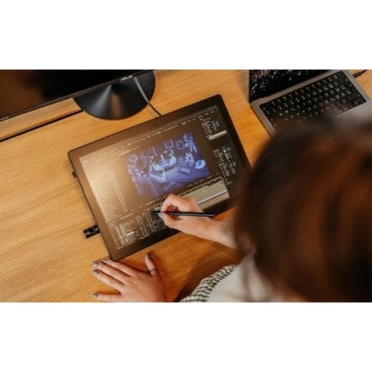 Tablette graphique Wacom DTK168K0B Cintiq 16" 2,5K Pro Pen 8192 niveaux