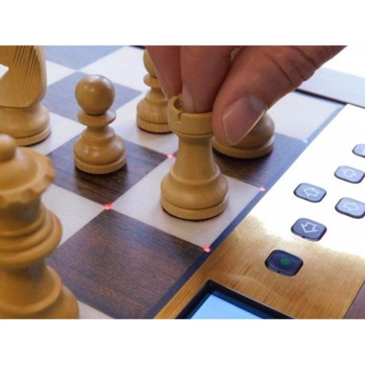 Jeu d'échecs Millennium The King Performance Plateau bois LED