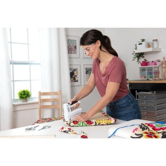 Pistolet à clous Black & Decker BCN115-XJ poignée antidérapante griffe motorisée