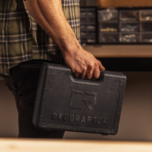 Coffret à outils Cecotec Cecoraptor 4200. Fermeture par bouton-poussoir, design compact et poignée ergonomique, tournevis inclus.