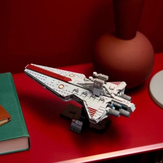 Bausatz LEGO Star Wars Venator-Class Attack Cruiser 75441 Detailliertes Display-Modell