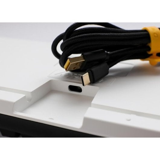 Teclado Ducky One 3 Classic TKL mecânico RGB com switches Cherry MX Black