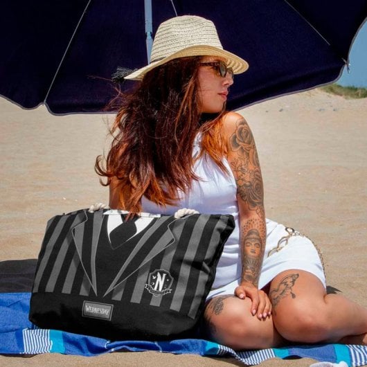 Karactermania - Borsa da spiaggia Soleil con beauty case in omaggio. Uniforme del mercoledì