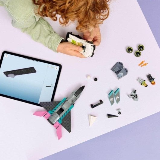 Conjunto LEGO 60489 City Jet vs. Carro com Minifiguras e 259 Peças