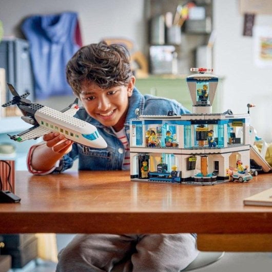 Set de construcción LEGO City 60502 Aeropuerto con Avión y 9 minifiguras