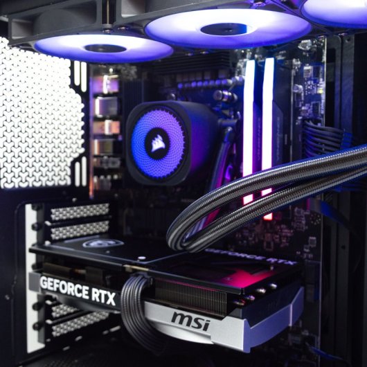 PcCom iCUE AMD Ryzen 7 9700X / 32GB / 1TB SSD / RTX 5070