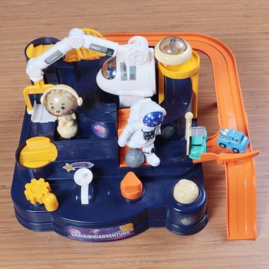 Circuit de course Ogi Mogi Space Adventure Mini avec 4 boutons et accessoires