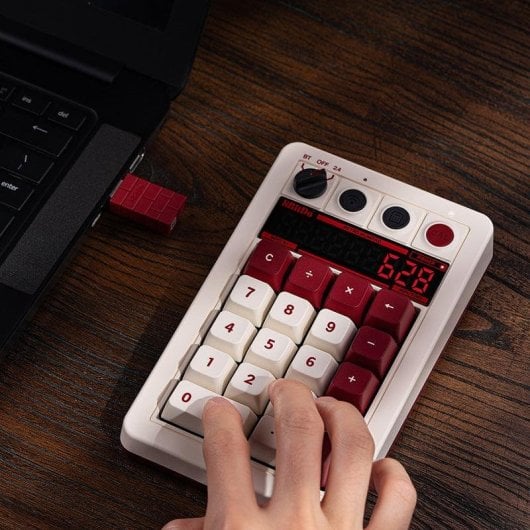 Teclado 8Bitdo Retro 18 Fami Edition mecânico sem fios com calculadora e ecrã LED
