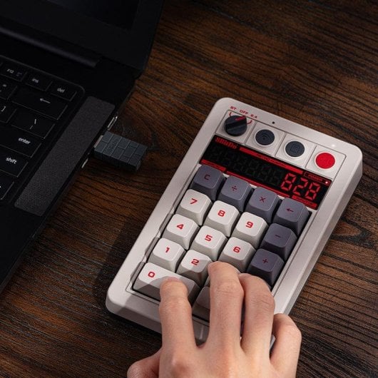 Teclado 8Bitdo Retro 18 mecânico sem fios com modo calculadora e ecrã LED