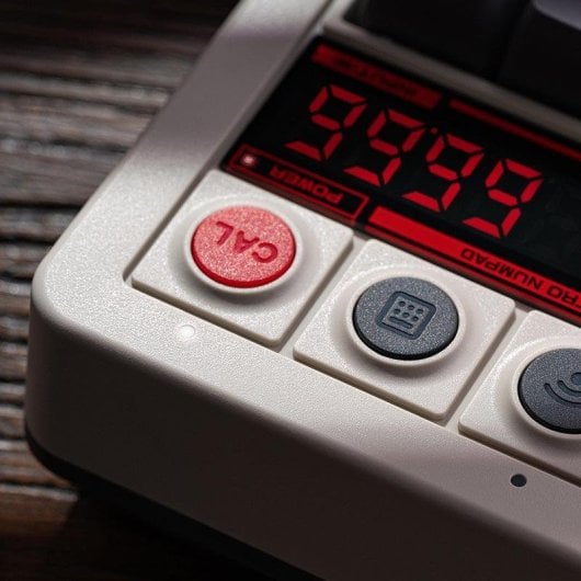 Teclado 8Bitdo Retro 18 mecânico sem fios com modo calculadora e ecrã LED