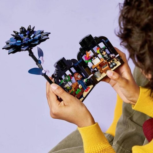 LEGO Wednesday Schwarze Dahlie 76784 358 pièces