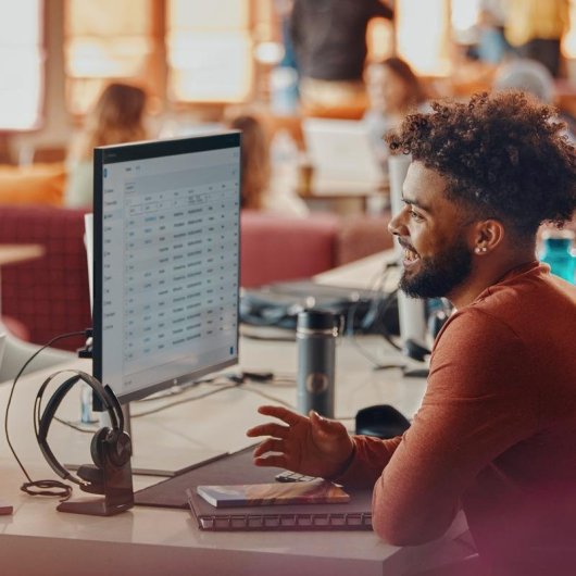 Auricolari Poly Voyager Focus 2 wireless Bluetooth con Cancellazione Rumore, microfono e base di ricarica neri