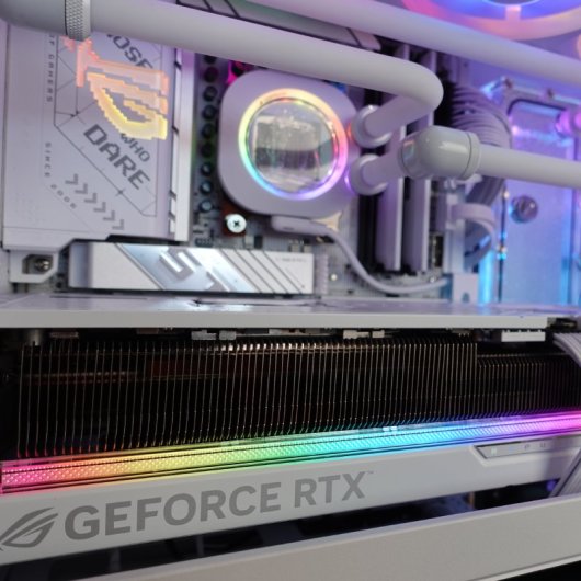 PcCom Custom Ryzen 9 9950X3D / 64GB / 4TB M.2 / RTX 5090 / Windows 11 Pro