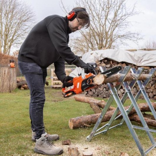 Motosierra Universal Powerplus POWDPG7570 3000 rpm 20 V depósito 0,22 L naranja