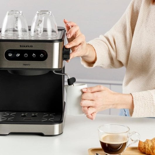 Cafetière expresso Taurus Trento 1,5 L 20 Bars avec buse vapeur et panneau tactile
