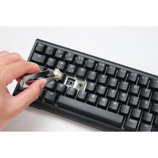 Teclado Ducky Tinker65 mecánico compacto con switches Cherry MX y RGB