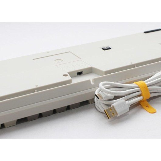 Teclado Ducky Origin mecánico hot-swap con diseño south-facing y keycaps PBT double-shot