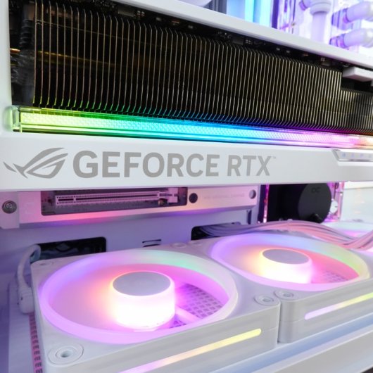 PcCom Custom Ryzen 9 9950X3D / 32GB / 4TB M.2 SSD / RTX 5090 / Windows 11 Pro