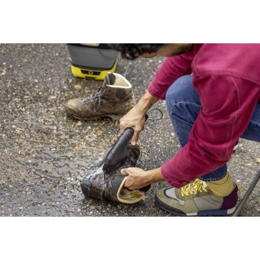 Cepillo de lavado Kärcher OC 3 con cerdas estables y chorro de presión