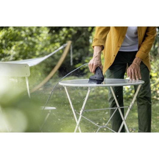 Cepillo de lavado Kärcher OC 3 con cerdas estables y chorro de presión