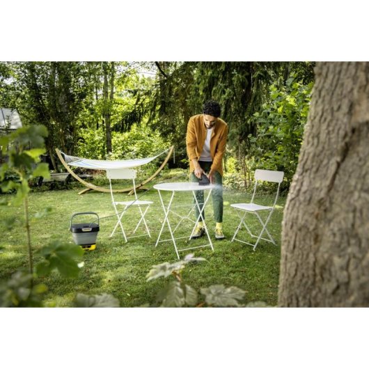 Cepillo de lavado Kärcher OC 3 con cerdas estables y chorro de presión