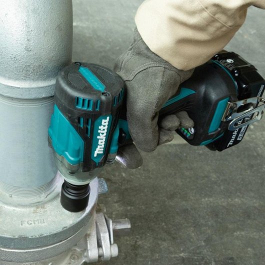 Destornillador de impacto Makita DTW300RTJ 18V con 2 baterías