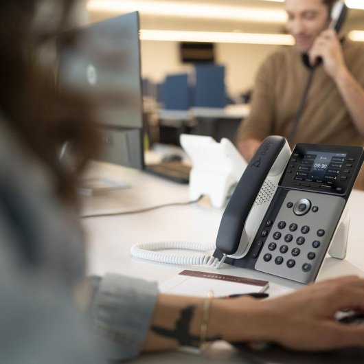 Teléfono IP HP Poly Poly Edge E320 con pantalla IPS 3.5" y PoE