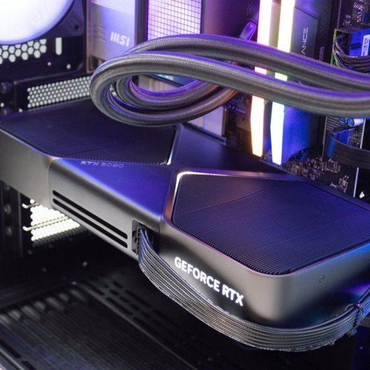 PcCom Ultimate Ryzen 7 9800X3D / 64GB / 2TB SSD / RTX 5090 Founders / Windows 11 Pro